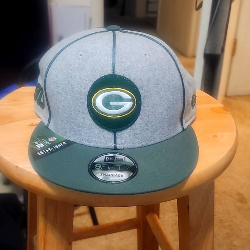 A New Era Green Bay snap back hat